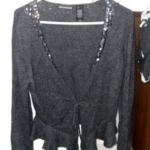 A DKNY cárdigan with sequences.